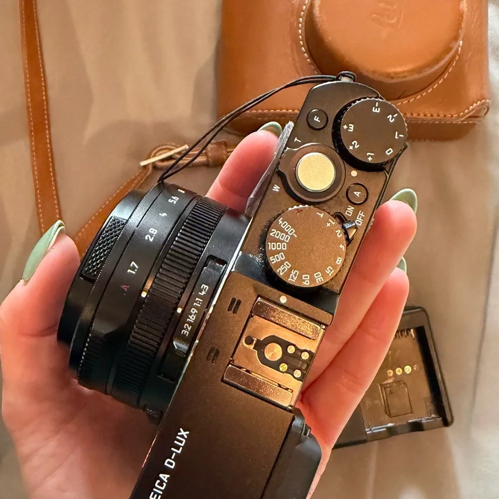 Leica D-Lux typ 109 with Brown Leather Case - Black/ Brown